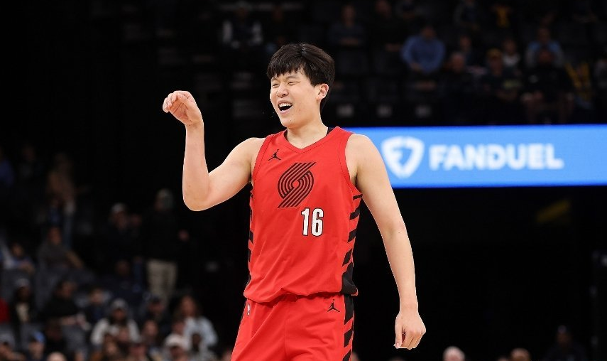 开云体育app下载-杨瀚森3中1仅2+1+1：末节被弃用躺赢 仍是边缘轮换球员